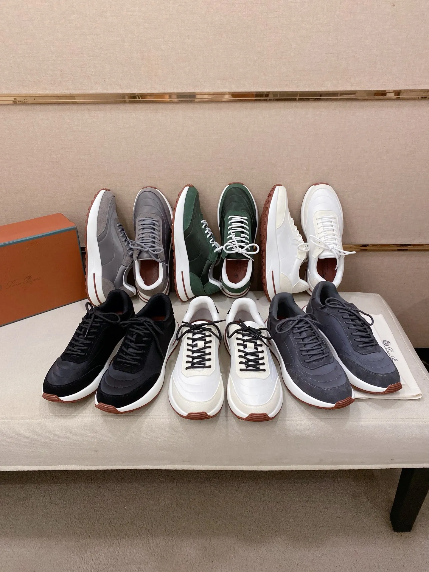 Men's shoes 💰: 462💰🔥𝐥𝐨𝐫𝐨 𝐏𝐢𝐚𝐧𝐚 lp classic loafers, an Italian treasure brand, the only brand that can match Hermès! Only after wearing it do we realize that we can’t live up to our feet. The upper is made of imported first-layer cowhide with breathable fabrics, water-dyed cowhide foot pads, and the official original glass rubber outsole and pendant. Exclusive original packaging (tag ➕ brand paper ➕ outer box ➕ hand bag) code number: 38-44. Can be customized 45-46